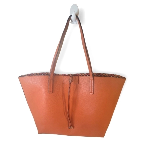 Guess Bobbi Nesting Large Reversible Tote with Coordinating Small Bag (Set) - Picture 2 of 15